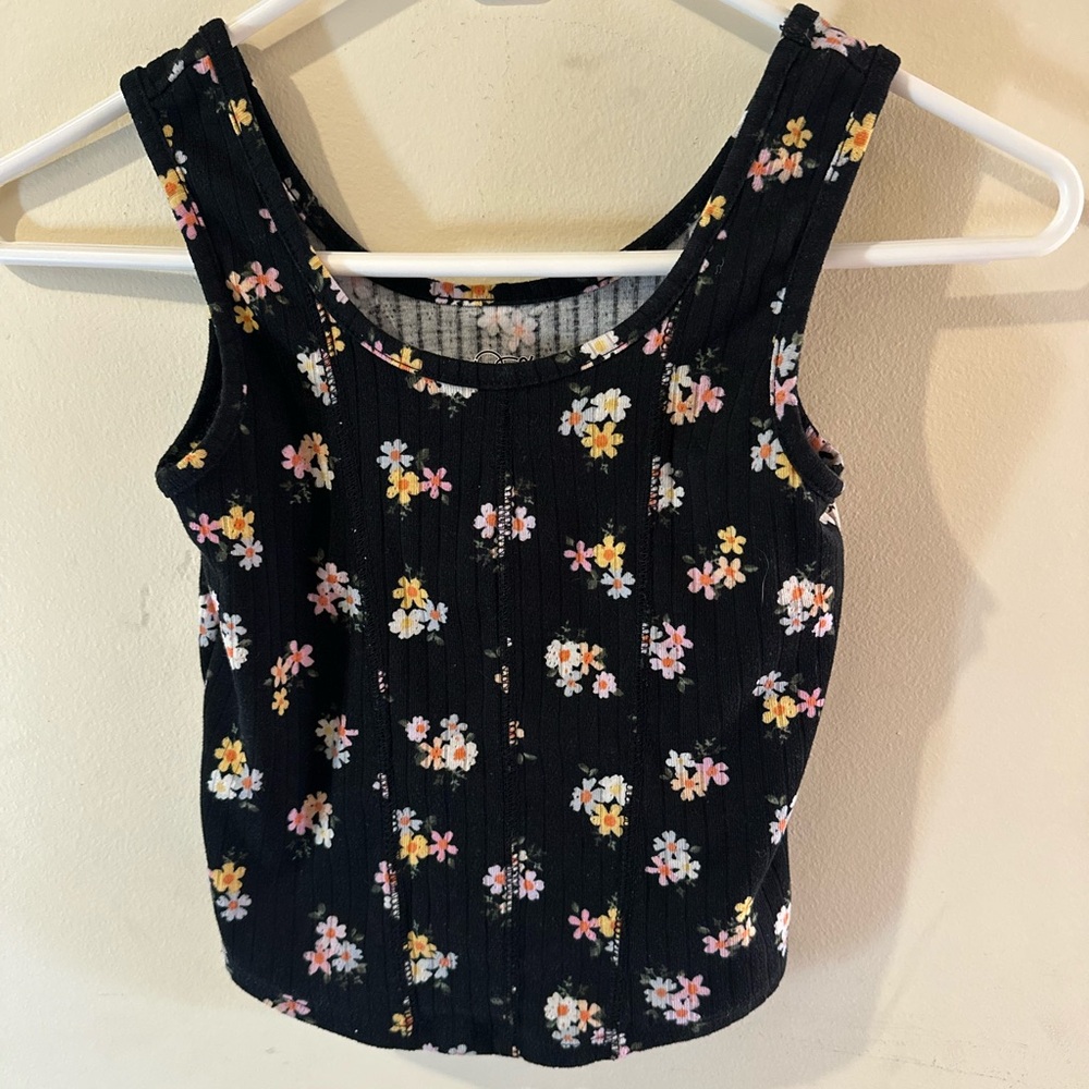 Art Class Black Floral Tank Top **pet friendly home**
